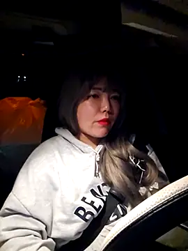 lunahong28 online show from March 4, 3:59 pm