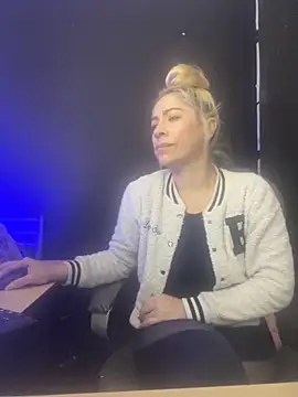 viktoria davis  online show from November 4, 10:42 pm