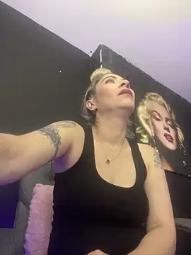 viktoria davis  online show from February 25, 10:30 pm