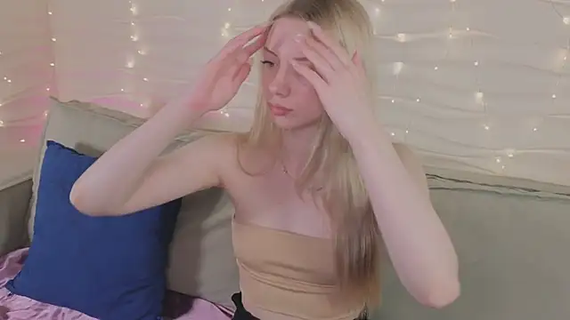 Snapshot of katt__y chatting on March 25, 5:13 am katt y online show from March 25, 5:13 am