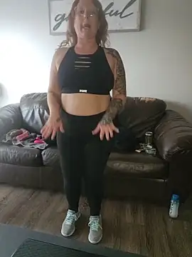 Snapshot of TattedMamaXOXO chatting on November 18, 5:06 pm TattedMamaXOXO online show from November 18, 5:06 pm