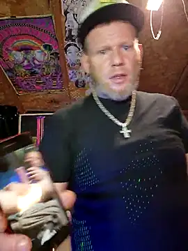 Snapshot of johnnybigcock83 chatting on March 5, 2:36 am johnnybigcock83 online show from March 5, 2:36 am