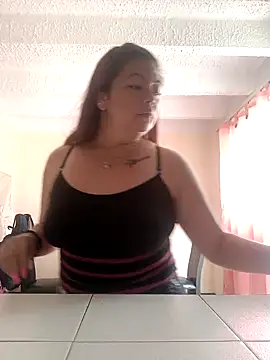 Snapshot of queencarlota82 chatting on February 21, 6:37 pm queencarlota82 online show from February 21, 6:37 pm