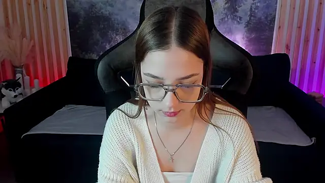 PamBeesly online show from January 29, 8:08 am