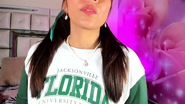 Snapshot of emili_clark chatting on October 17, 4:37 am emili clark online show from October 17, 4:37 am