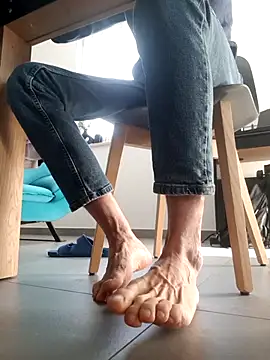 Snapshot of Masterclassyfeet chatting on April 9, 7:03 am Masterclassyfeet online show from April 9, 7:03 am