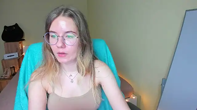 EmilyPaw online show from February 4, 9:38 am