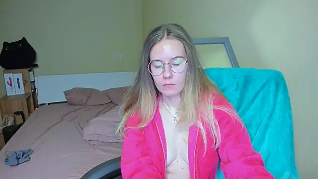 EmilyPaw online show from February 21, 6:15 pm