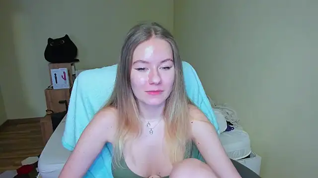 EmilyPaw online show from March 8, 10:43 am