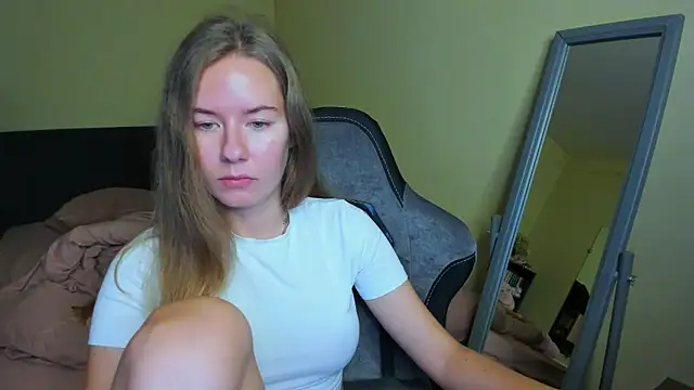 EmilyPaw online show from October 18, 11:00 am