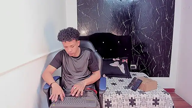 Snapshot of carlos_alber12 chatting on October 10, 12:04 pm carlos alber12 online show from October 10, 12:04 pm