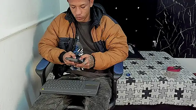 Snapshot of carlos_alber12 chatting on October 11, 12:36 pm carlos alber12 online show from October 11, 12:36 pm