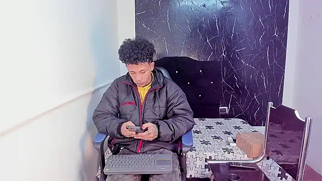 Snapshot of carlos_alber12 chatting on October 22, 12:05 pm carlos alber12 online show from October 22, 12:05 pm