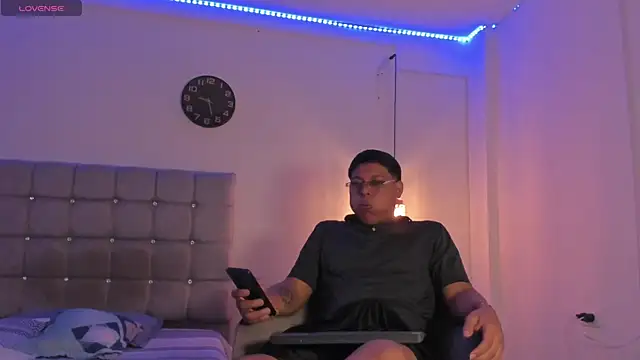 Tylerdrdn online show from October 28, 5:44 am