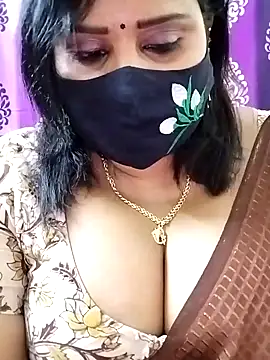 Queenflowerr online show from October 28, 5:48 pm