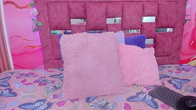 scarlett  evans  online show from November 6, 6:20 pm