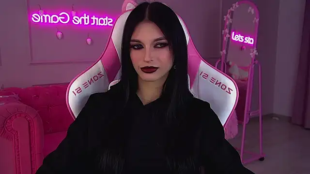 Snapshot of BeverlyMost chatting on December 5, 6:55 am BeverlyMost online show from December 5, 6:55 am