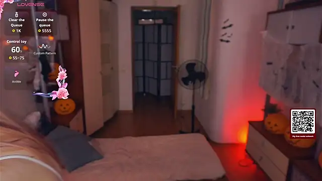 LynetHakes online show from October 20, 4:35 am