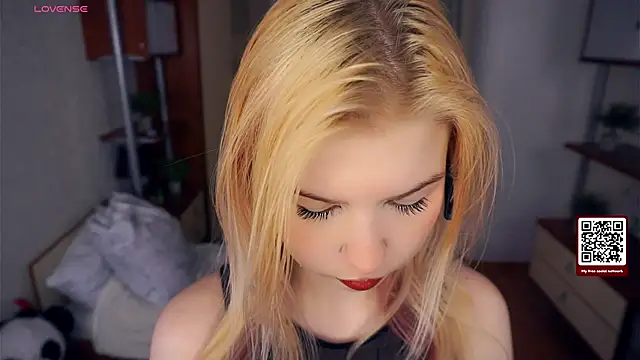 LynetHakes online show from November 17, 4:18 am