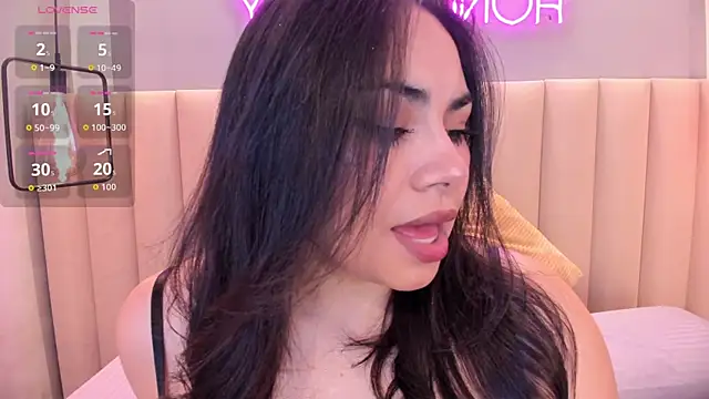 Snapshot of Naomymonroe_ chatting on June 17, 10:39 am Naomymonroe online show from June 17, 10:39 am