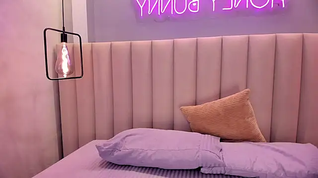 Snapshot of Naomymonroe_ chatting on July 21, 10:39 am Naomymonroe online show from July 21, 10:39 am