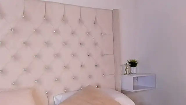 Snapshot of bella_bloomg chatting on January 29, 1:16 am bella bloomg online show from January 29, 1:16 am