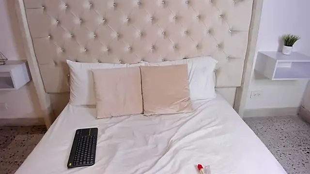 Snapshot of bella_bloomg chatting on February 21, 10:48 pm bella bloomg online show from February 21, 10:48 pm