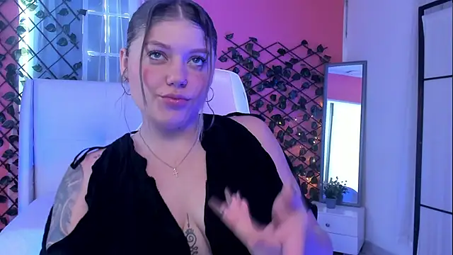 Snapshot of alaia_greyy chatting on March 28, 1:33 pm alaia greyy online show from March 28, 1:33 pm