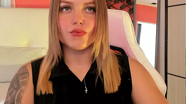 Snapshot of alaia_greyy chatting on April 13, 1:05 pm alaia greyy online show from April 13, 1:05 pm