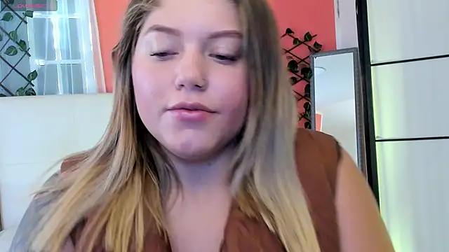 Snapshot of alaia_greyy chatting on April 28, 1:05 pm alaia greyy online show from April 28, 1:05 pm