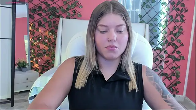 Snapshot of alaia_greyy chatting on May 1, 1:05 pm alaia greyy online show from May 1, 1:05 pm