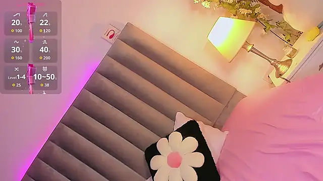 Snapshot of CamiiGarcia chatting on October 6, 11:35 pm CamiiGarcia online show from October 6, 11:35 pm