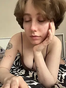 Snapshot of Molli_Luv chatting on March 5, 8:10 am Molli Luv online show from March 5, 8:10 am