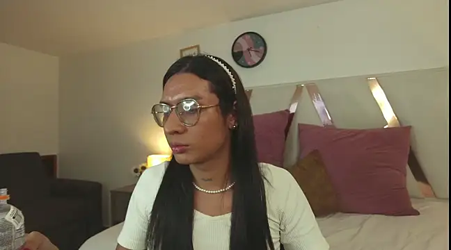 LauraaGomezz   online show from March 1, 1:43 am