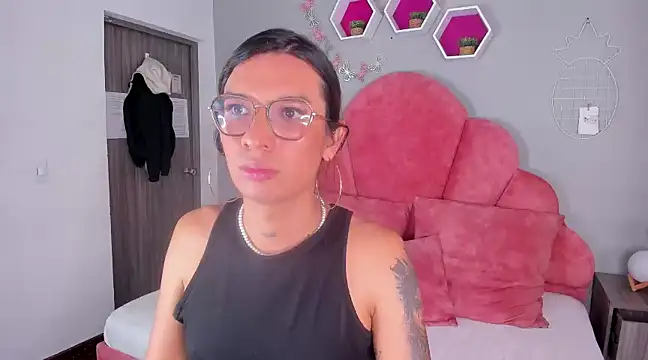 LauraaGomezz   online show from March 9, 1:25 am