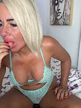 MakemeMillie1 online show from July 10, 4:17 am