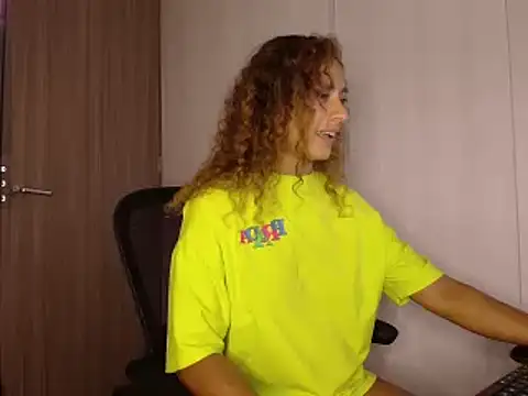 Snapshot of Zoedaniels chatting on February 18, 7:21 am Zoedaniels online show from February 18, 7:21 am