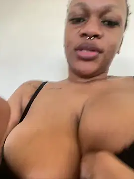 Snapshot of Boneca25 chatting on May 2, 11:37 am Boneca25 online show from May 2, 11:37 am
