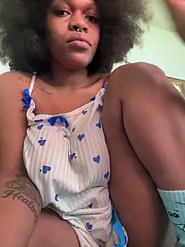 Snapshot of Boneca25 chatting on June 9, 10:27 am Boneca25 online show from June 9, 10:27 am