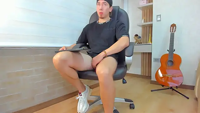 Snapshot of Tombarden chatting on November 24, 7:13 pm Tombarden online show from November 24, 7:13 pm