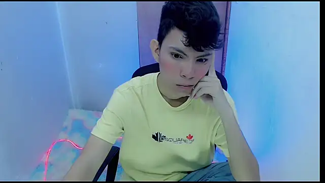 Snapshot of Alexxx_lov chatting on February 2, 12:35 pm Alexxx lov online show from February 2, 12:35 pm