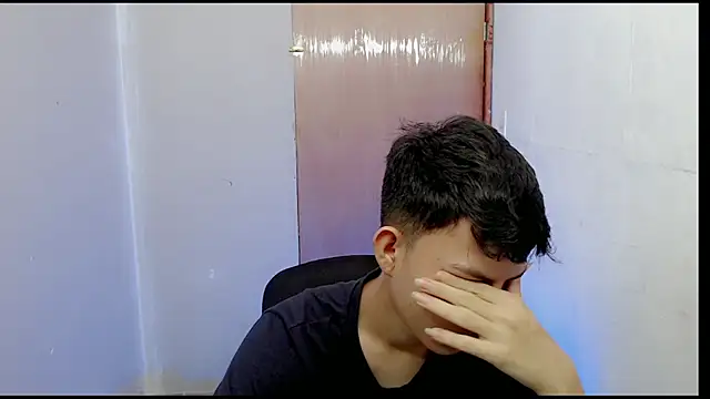 Snapshot of Alexxx_lov chatting on February 18, 12:17 pm Alexxx lov online show from February 18, 12:17 pm