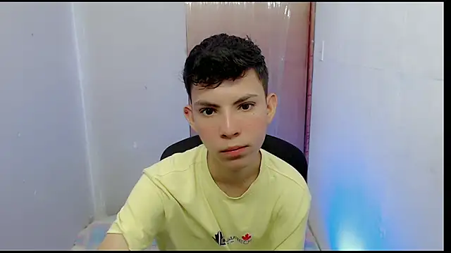 Snapshot of Alexxx_lov chatting on February 19, 12:33 pm Alexxx lov online show from February 19, 12:33 pm