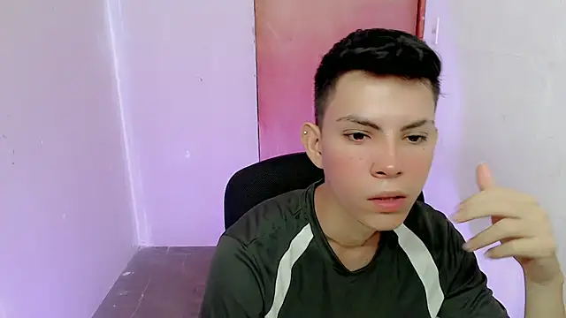 Snapshot of Alexxx_lov chatting on September 13, 1:11 pm Alexxx lov online show from September 13, 1:11 pm