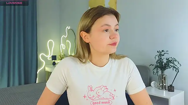 Snapshot of DownyClouds chatting on February 11, 8:15 am DownyClouds online show from February 11, 8:15 am