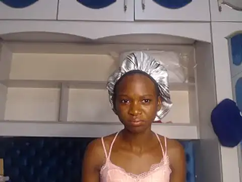 Snapshot of YoungDiva69 chatting on February 19, 8:31 pm YoungDiva69 online show from February 19, 8:31 pm