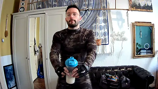 Snapshot of Kleinerabstecher chatting on February 8, 9:24 am Kleinerabstecher online show from February 8, 9:24 am