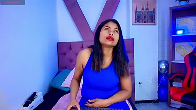 Snapshot of CamiilaReyes chatting on June 13, 12:58 pm CamiilaReyes online show from June 13, 12:58 pm