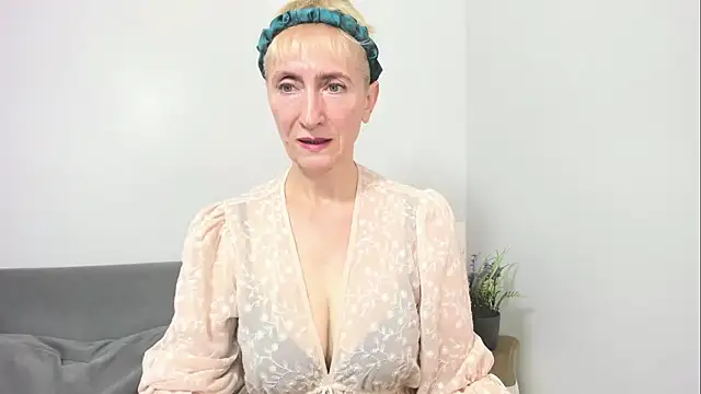 Snapshot of MargaretMilf69 chatting on September 27, 7:02 am MargaretMilf69 online show from September 27, 7:02 am