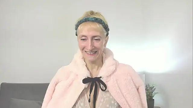 Snapshot of MargaretMilf69 chatting on November 3, 7:20 am MargaretMilf69 online show from November 3, 7:20 am